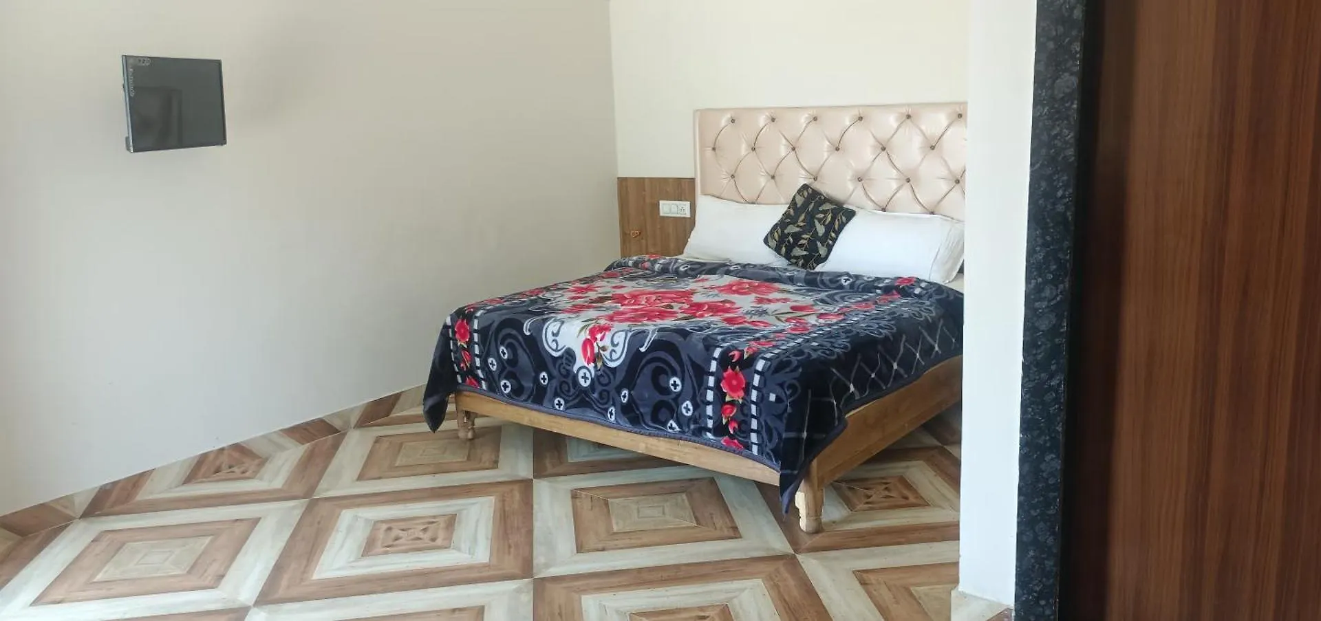 ***  Hotel O J S R Palace Gardens Indie